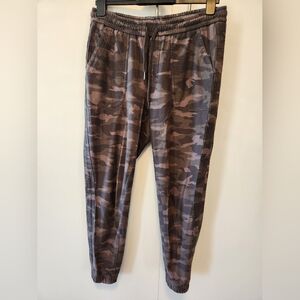 Athleta camo khaki Farrallon jogger size 10